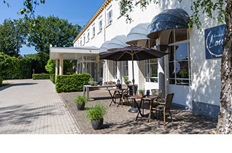 Terras van Fletcher Hotel-Restaurant De Reiskoffer